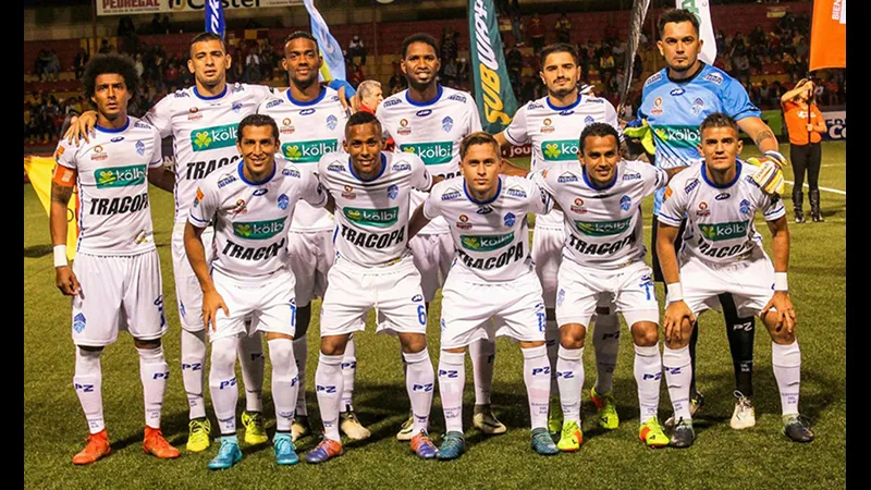 Cầu thủ Zeledon và Sporting FC đang tranh chấp trong trận đấu gay cấn